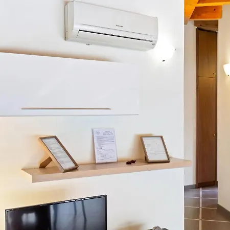 Simplistic In Near Parco Di Rocca Appartement
